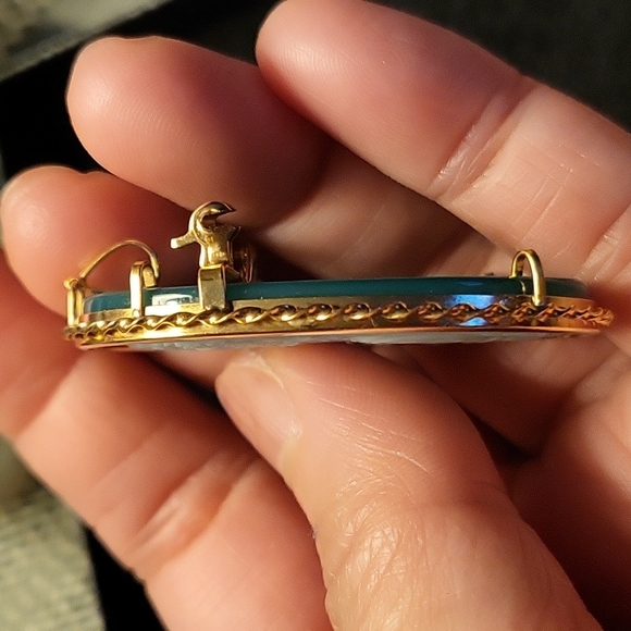 Green Agate & Shell Cameo Pendant/Brooch in 18K Solid Gold - Picture 11 of 11